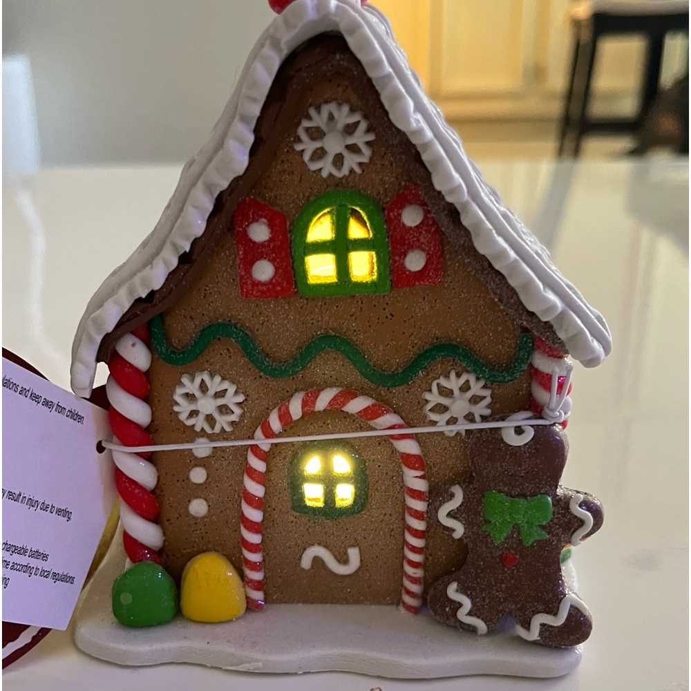 Ginger bread house with light, light runs with a coin battery brand new